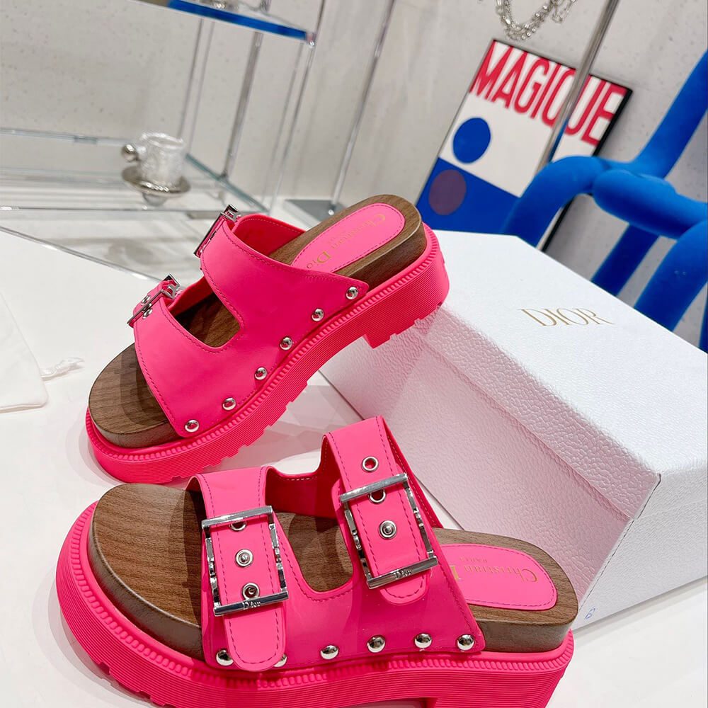 D10rQUAKE STRAP SANDAL