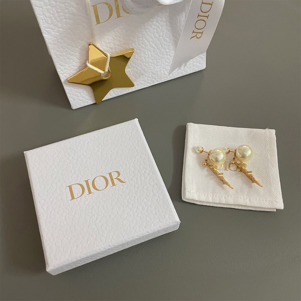 D10r PEARL EARRINGS