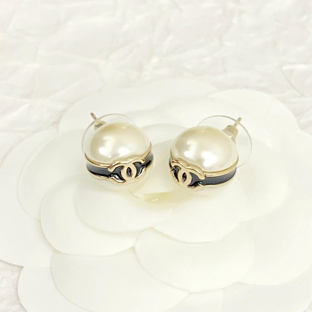Ch**el PEARL EARRINGS