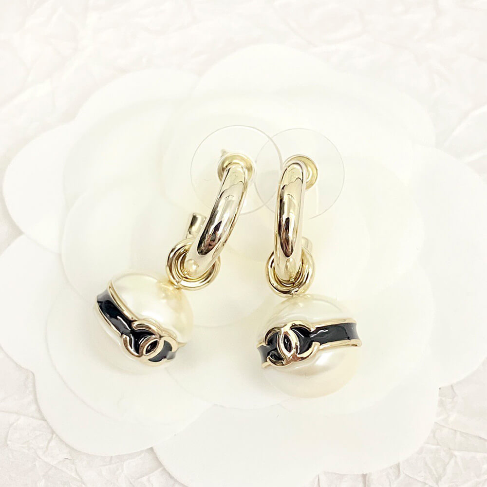 Ch**el PEARL EARRINGS