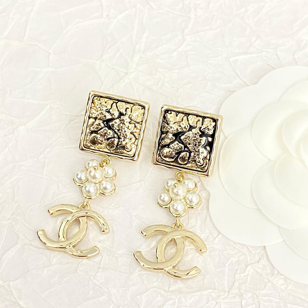 Ch**el PEARL EARRINGS