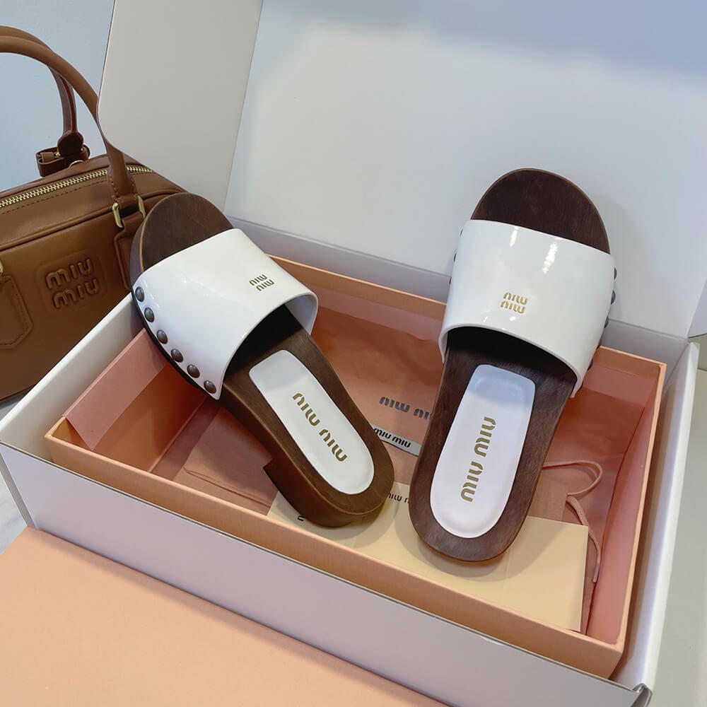 M1um1u Patent leather clogs