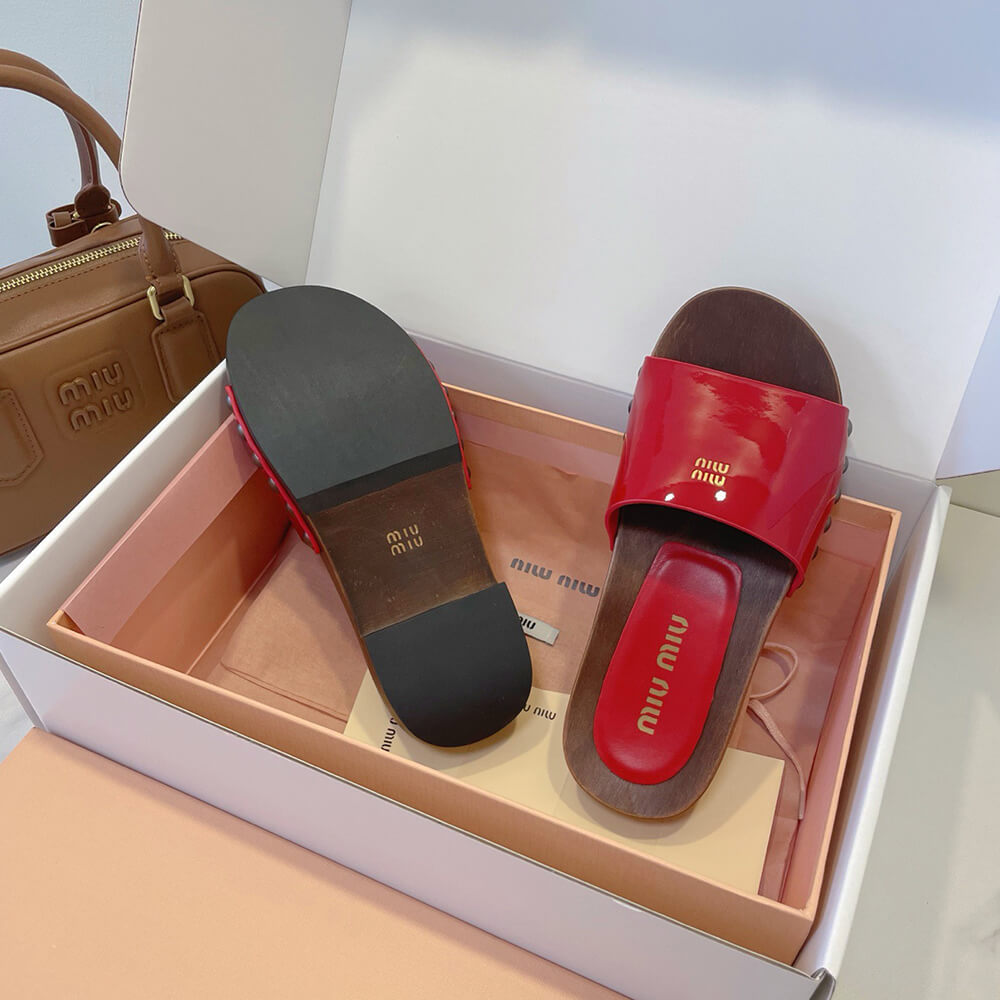 M1um1u Patent leather clogs