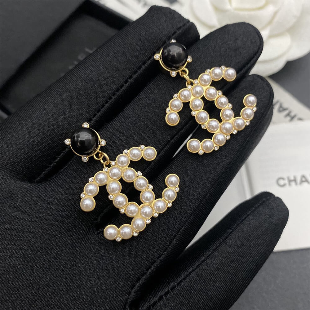 Ch**el PEARL EARRINGS