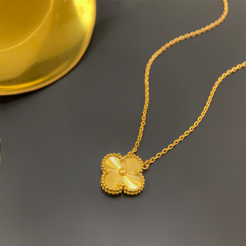 VCA Vintage Alhambra pendant