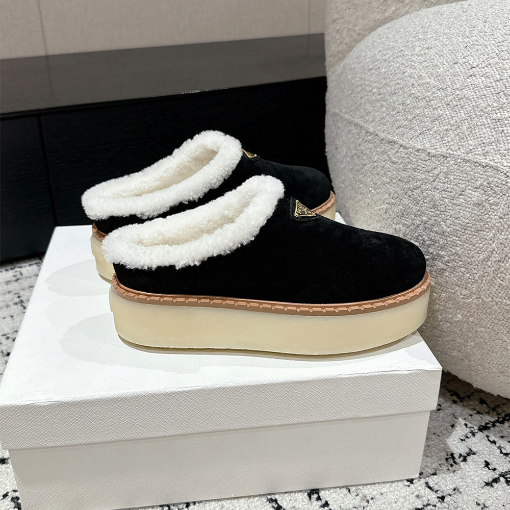 Pra*a Suede slippers
