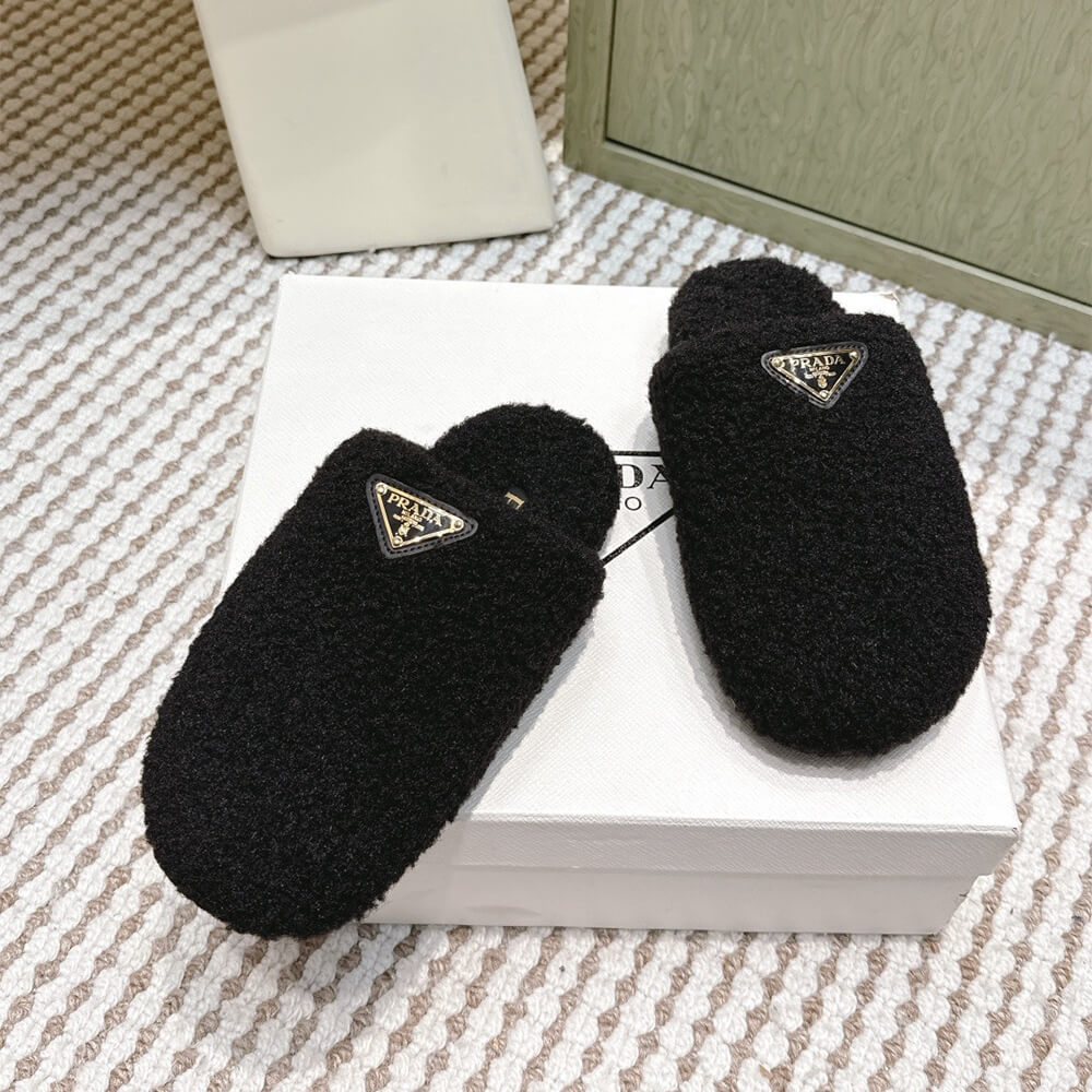 Pra*a Slippers
