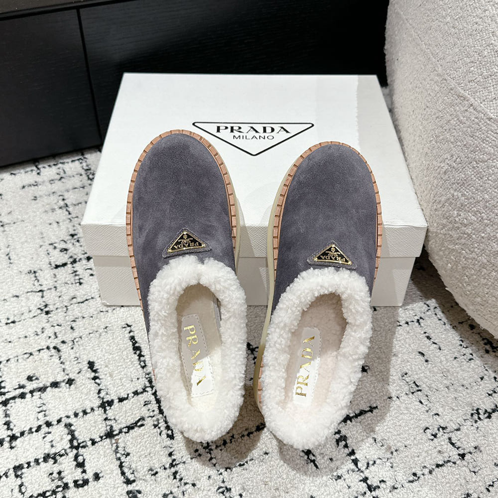 Pra*a Suede slippers