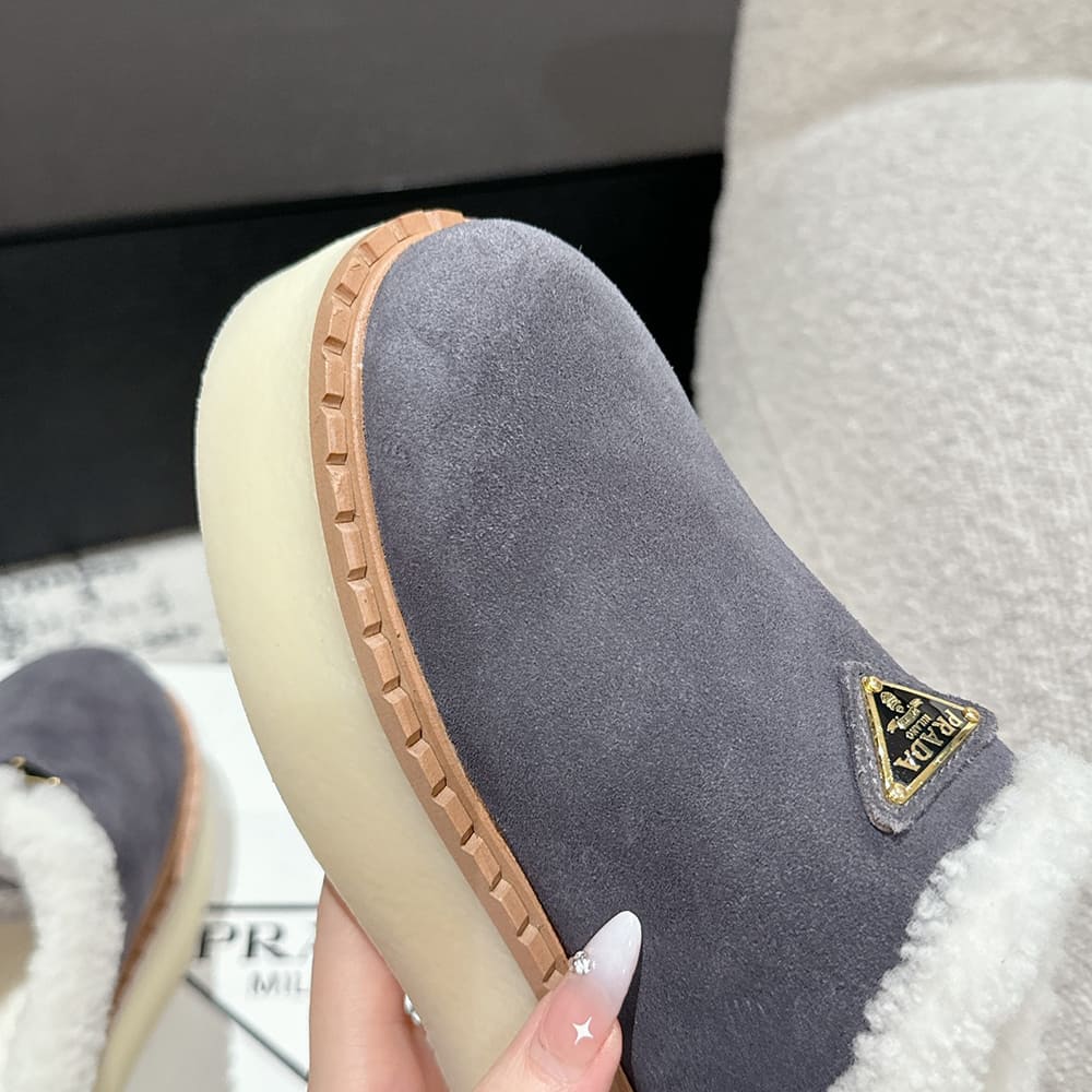 Pra*a Suede slippers