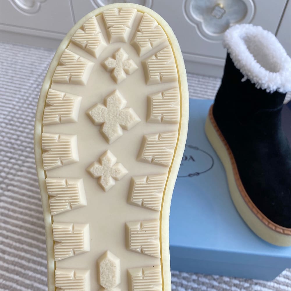 Pra*a Suede booties