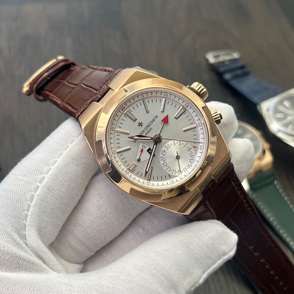 Vacheron C0nstan1n Overseas dual time