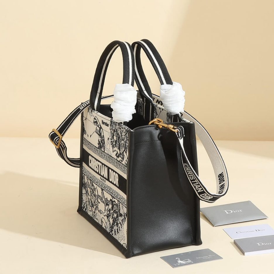 Small D10r Book Tote