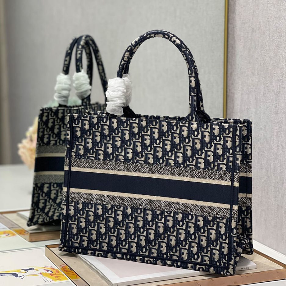 MEDIUM D10r BOOK TOTE