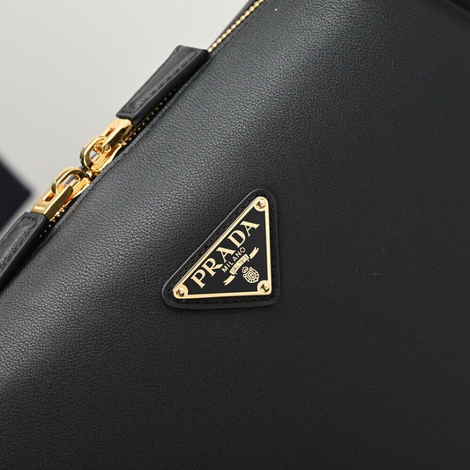Pra*a Medium leather handbag