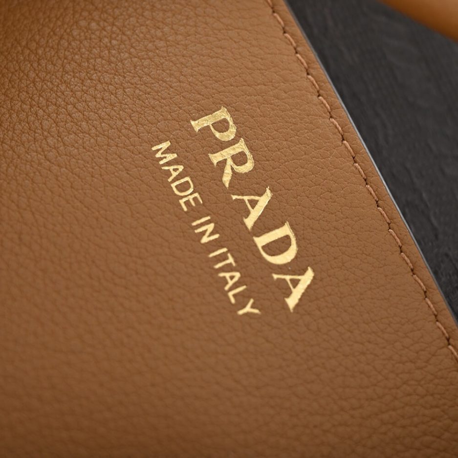 Pra*a Darling leather handbag