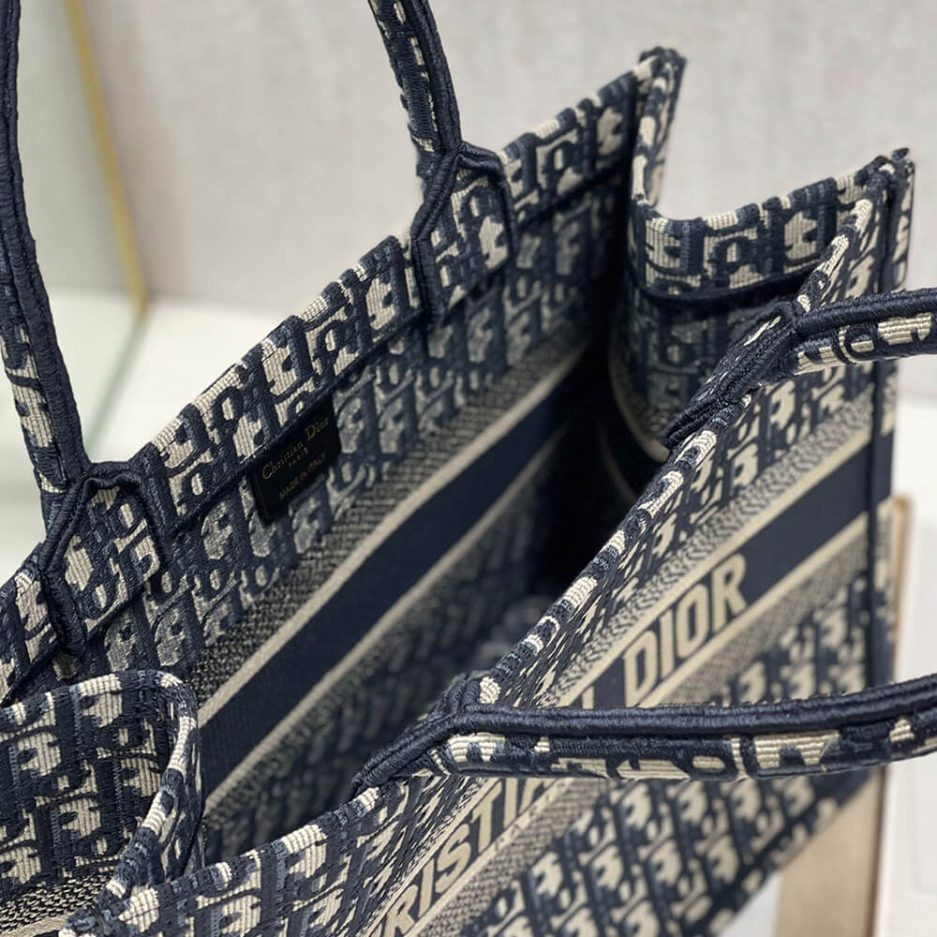 MEDIUM D10r BOOK TOTE