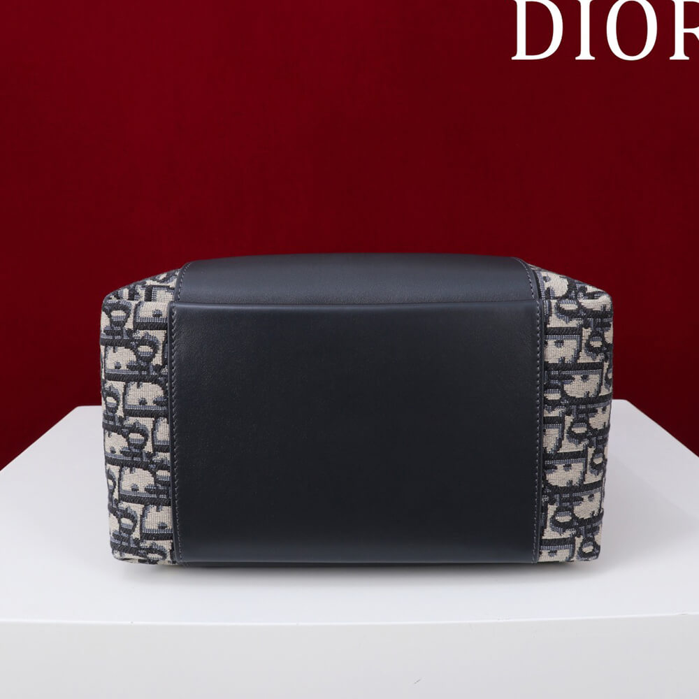 D10r Medium Signature Bucket Bag