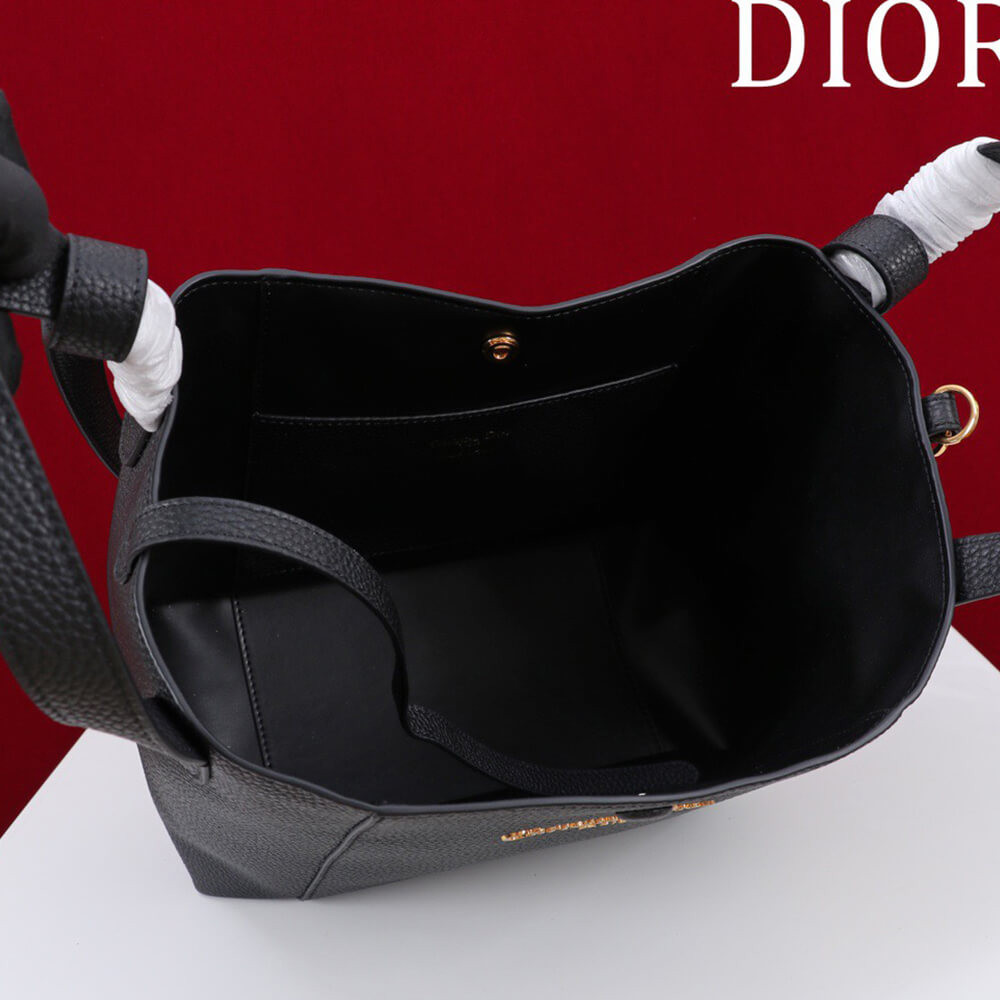 D10r Medium Signature Bucket Bag