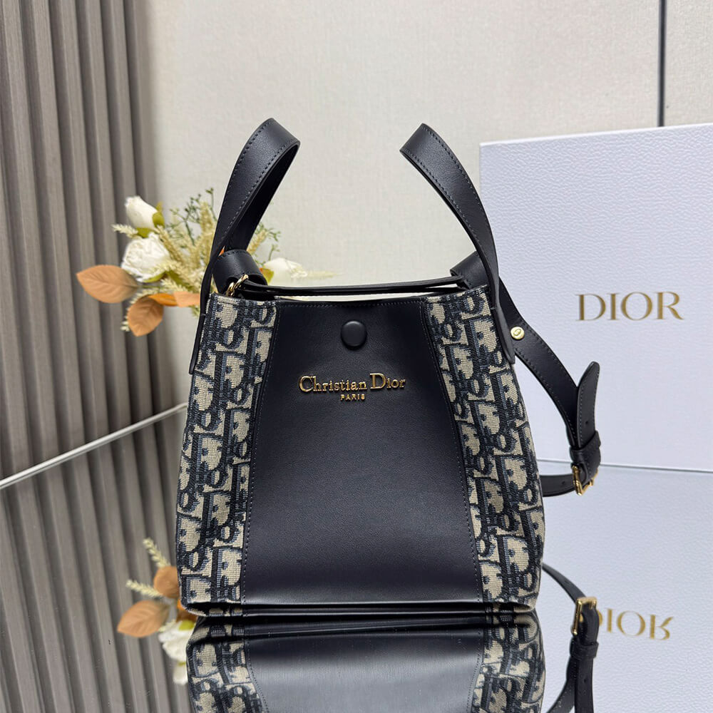 D10r Small Signature Bucket Bag