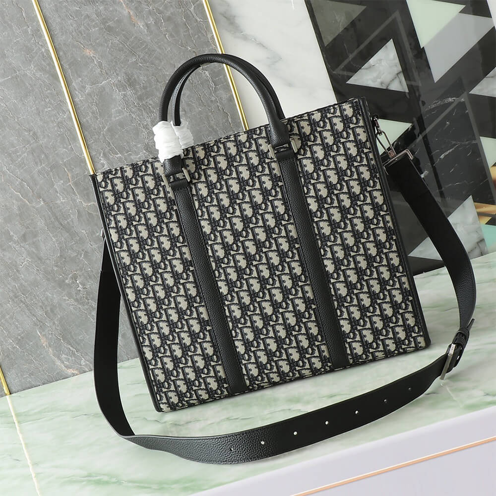 D10r Large East-West Tote Bag