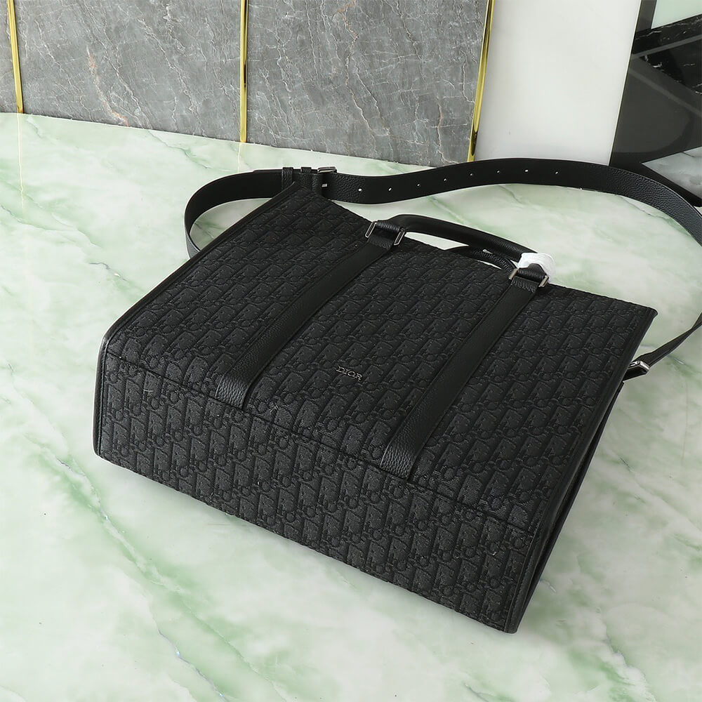 D10r Large East-West Tote Bag