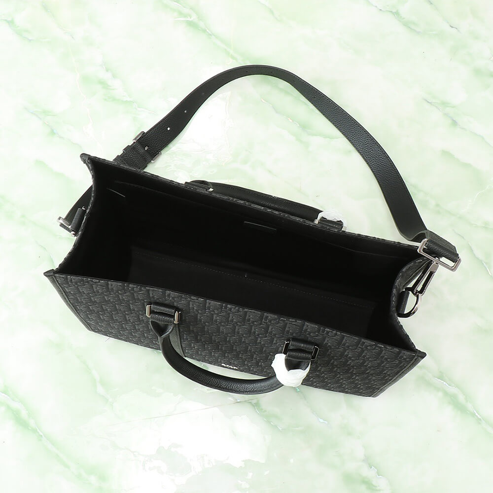 D10r Large East-West Tote Bag