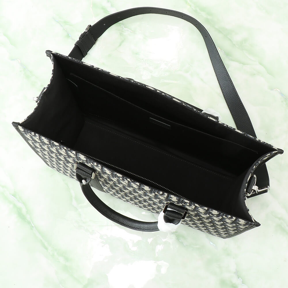 D10r Large East-West Tote Bag