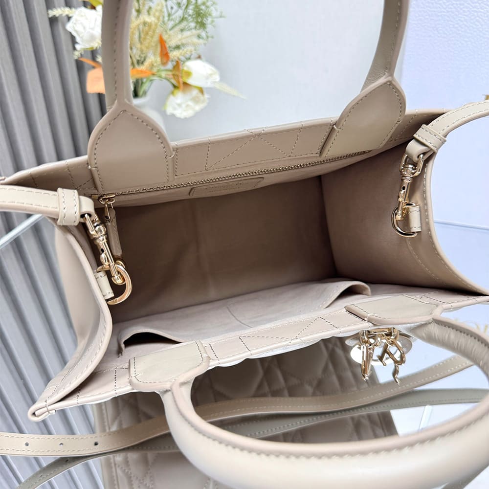 D10r Small D10r Book Tote