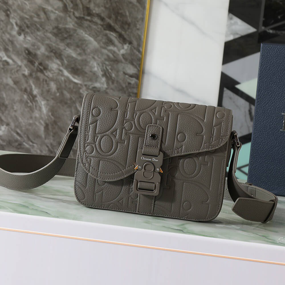 D10r Small Saddle Messenger Bag with Flap