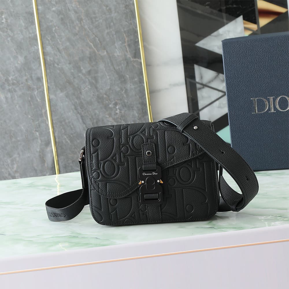D10r Small Saddle Messenger Bag with Flap