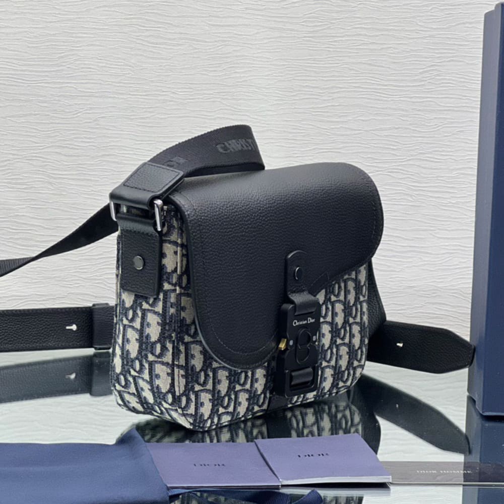 D10r Small Saddle Messenger Bag with Flap