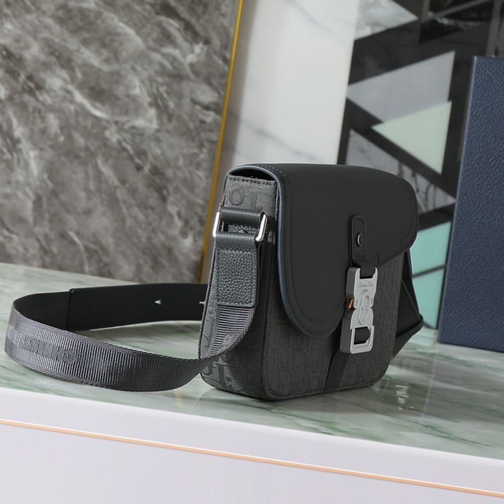 D10r Small Saddle Messenger Bag with Flap