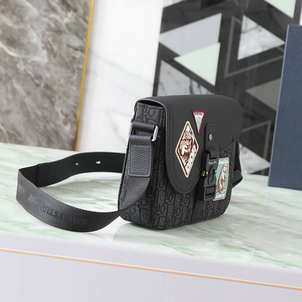 D10r Small Saddle Messenger Bag with Flap