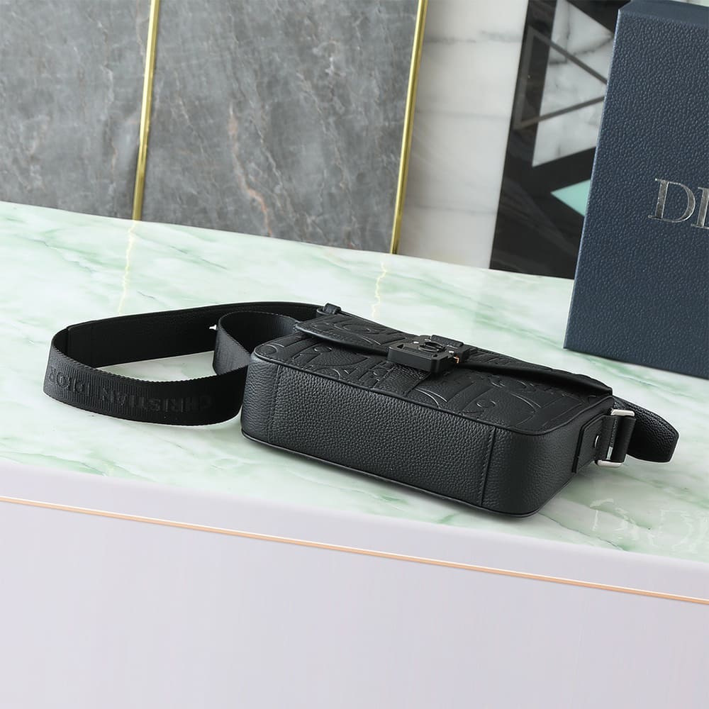 D10r Small Saddle Messenger Bag with Flap