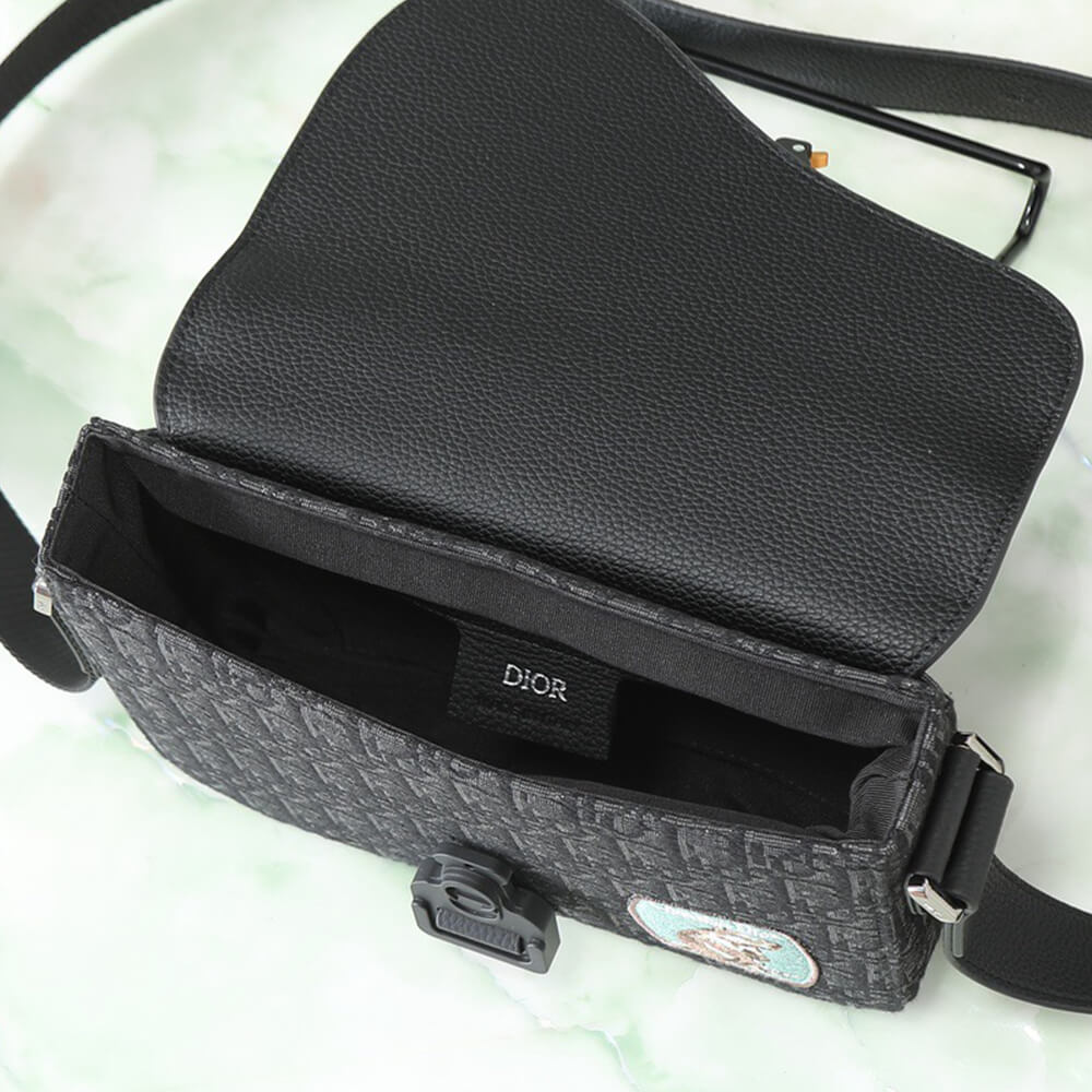 D10r Small Saddle Messenger Bag with Flap